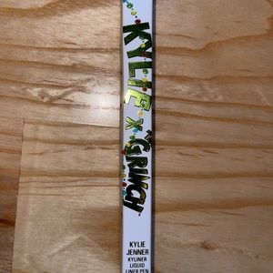 Kylie cosmetic eyeliner